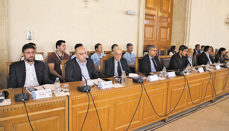 Εκπρόσωποι τοπικών φορέων στη συνάντηση που έγινε στο δήμο Ηρακλείου με τους αξιωματούχους της ΔΕΜΑ