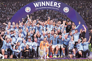 Η Μάτσεστερ Σίτι με το τρίτο κύπελλο που κατέκτησε φέτος
