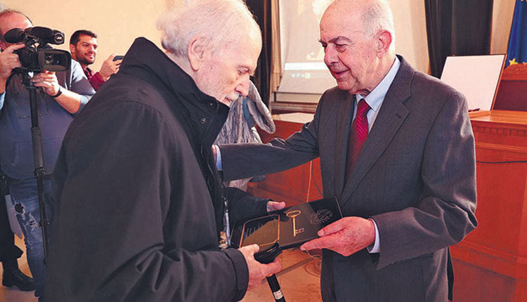 Κάποιους μήνες πριν φύγει από την ζωή τον Δεκέμβριο του 2022, ο μεγάλος συνθέτης έκανε την  τελευταία του επίσκεψη στο Ηράκλειο, τη γενέθλια γη, όπου και αναγορεύτηκε επίτιμος δημότης της πόλης ενώ  το έργο του «Η Λειτουργία του Ορφέα»  παρουσίασε  στο ΠΣΚΗ, η χορωδία της Π.Ε. Ηρακλείου, με τη σύμπραξη της Φιλαρμόνιας Ορχήστρας Αθηνών, υπό τη μουσική διεύθυνση  του  αρχιμουσικού Ραφαήλ Πυλαρινού. Τον τίτλο του επίτιμου δημότη καθώς και το  «Κλειδί» της πόλης απένειμε στον μεγάλο καλλιτέχνη ο δήμαρχος Ηρακλείου Βασίλης Λαμπρινός.