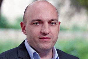 Τελικά ήταν τυχαία, όπως ελπίζαμε στην κατάληξη χθεσινού σχολίου, η απουσία του Κώστα Βαρδαβά