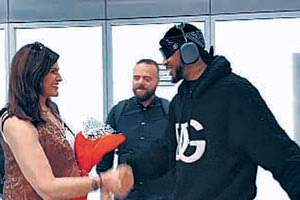 Έτσι γίνεται όταν θέλεις να ανατρέψεις τον καπιταλισμό από… μέσα! Το ΠΑΜΕ υποδέχτηκε στο αεροδρόμιο «Βενιζέλος» Αμερικανό εκπρόσωπο του συνδικάτου της ΑΜΑΖΟΝ