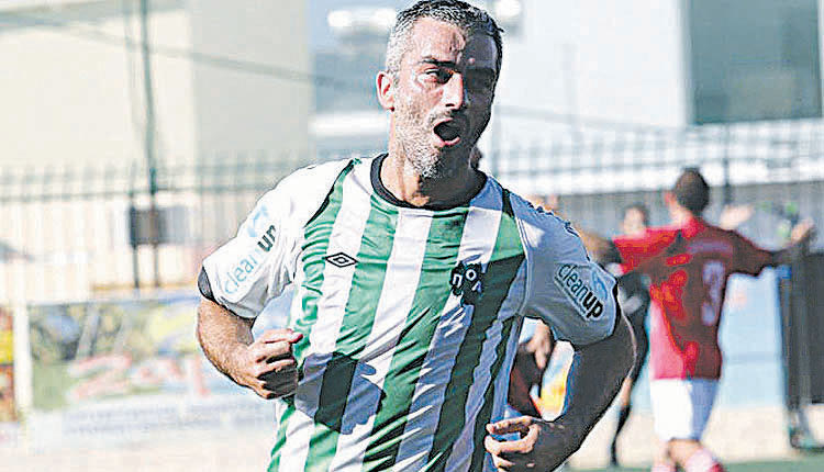 Ο Μανώλης Ρουμπάκης «κρέμασε» ως γνωστό τα παπούτσια του στην ηλικία των 44 ετών,