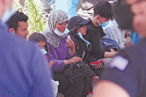 Εθελοντές και γιατροί περιθάλπουν τους μετανάστες στο λιμάνι του Ηρακλείου