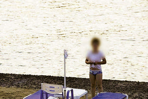 Ξενοδοχειακή επιχείρηση που διαχειρίζεται ομπρελοκαθίσματα σε δημόσια παραλία της Κρήτης δεν επέτρεψε σε οικογένεια να καθίσει στις ξαπλώστρες, γιατί είχε μικρό παιδί. Η οικογένεια προχώρησε σε καταγγελία κατά του επιχειρηματία κι αποτάθηκε στον Συνήγορο του Πολίτη.