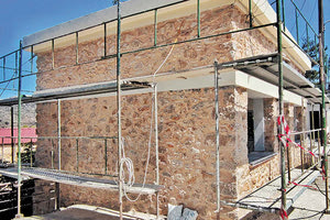 Από τις εργασίες ανακατασκευής του ιατρείου στη Δαμάστα