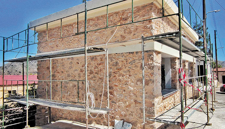 Από τις εργασίες ανακατασκευής του ιατρείου στη Δαμάστα