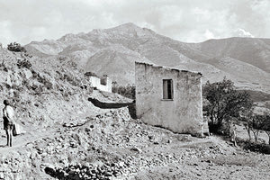 ΦΩΤΟΗΜΕΡΑΣ: Κατοχή 1942. Ο δρόμος προς το χωριό Ξυδάς σήμερα Λύττος, άποψη προς το βουνό Αφέντη, φωτογράφος Karl Ottahal.