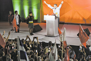 Για την Τρίτη προγραμματίζεται η νέα επίσκεψη του Αλέξη Τσίπρα στο Ηράκλειο. Θα μιλήσει στην πλατεία, θα δει κόσμο, θα τρέξει να γυρίσει το ματσάκι! Δίνει βάρος ο ΣΥΡΙΖΑ για να μην χαθεί έδρα και να διατηρήσει τα ποσοστά του. Τουλάχιστον αυτά!