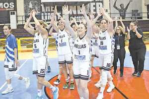 Οι παίκτριες της Εθνικής ομάδας πανηγύρισαν την πρώτη τους νίκη χθες στο Λίντο επί της Πολωνίας