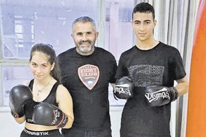 Οι αθλητές του ΟΦΗ με τον προπονητή τους