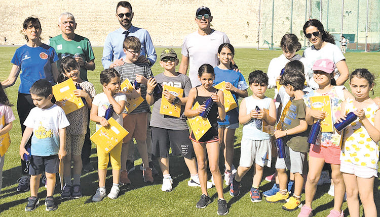 Ημέρες χαράς για τα παιδιά των ακαδημιών που φιλοξενούνται στο ΕΑΚΗ. Αντιπροσωπεία της διοίκησης με επικεφαλής τον πρόεδρο Λευτέρη Ζερβό, την αντιπρόεδρο Εύα Σημαιάκη, τον γραμματέα Μάνο Χουρδάκη, την ταμία Μαρία Τσικανδυλάκη, το μέλος Νίκη Χατζηπαππά και την υπεύθυνη του Σταδίου Ελευθερίας, Ζωή Αδαμάκη,