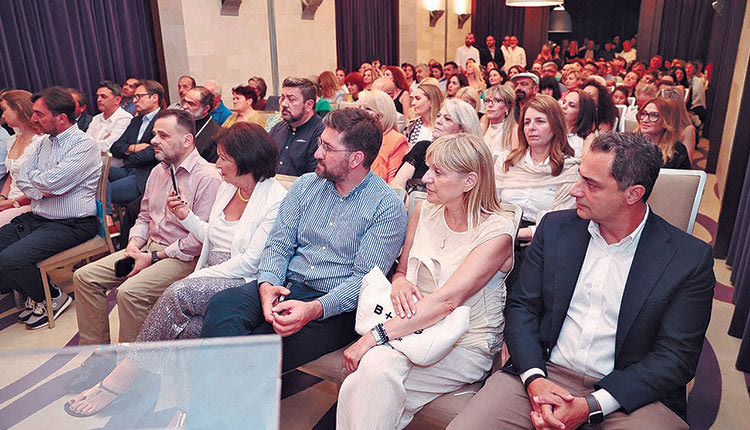 ΠΑΡΟΥΣΙΑΣΤΗΚΕ Η ΕΚΔΟΣΗ ΤΗΣ ΠΕΡΙΦΕΡΕΙΑΣ ΜΕ ΦΩΤΟΓΡΑΦΙΕΣ ΤΗΣ ΜΑΡΙΝΑΣ ΒΕΡΝΙΚΟΥ
Αυθεντικές εικόνες 
Κρήτης κλεισμένες
σ’ ένα λεύκωμα 
