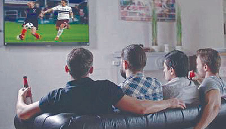 Οι νέοι προτιμούν να βλέπουν αγώνες από το... σπίτι τους