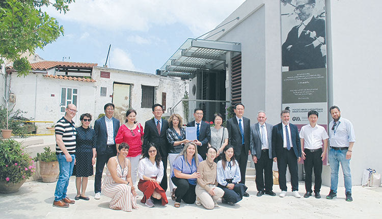 «Προσκύνημα» Κινέζων στο Μουσείο Καζαντζάκη