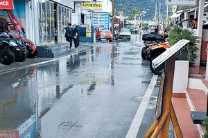 Χθες έβρεξε το απόγευμα σε διάφορες περιοχές της Κρήτης, κυρίως στα ανατολικά, από τη Σταλίδα (φωτογραφία χθεσινή) και μετά προς την Ελούντα,  προχθές πολύ στην ενδοχώρα. Δεν ξέρω τι θα κάνει τις επόμενες ημέρες, αλλά μάλλον δεν βλέπω το καλοκαίρι δυνατό φέτος...