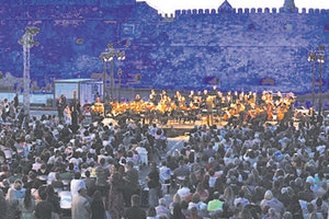 . Η απόδοση τιμής έγινε στην εναρκτήρια εκδήλωση κλασικής μουσικής του φεστιβάλ της Περιφέρειας Κρήτης στο ενετικό λιμάνι, παρουσία πλήθους κόσμου που χειροκρότησε θερμά τους μουσικούς της Κρατικής Ορχήστρας Αθηνών, τους μουσικούς της ορχήστρας Νέων Κρήτης του Δήμου Ηρακλείου.