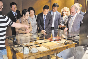 «Προσκύνημα» Κινέζων στο Μουσείο Καζαντζάκη