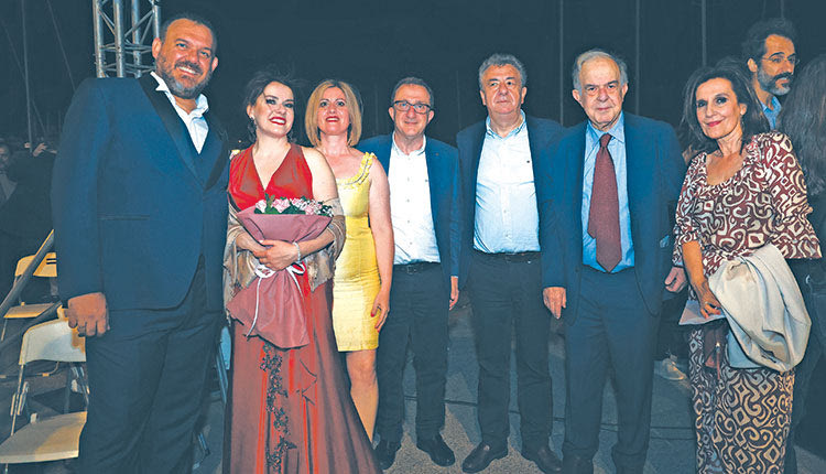 Οι καλλιτέχνες με τους κ.κ. Αρναουτάκη, Β. Λαμπρινό και Ρένα Παπαδάκη