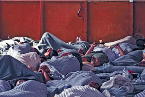 Διασωθέντες κάνουν λόγο για μαχαιρώματα με 6 νεκρούς