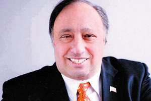 Ο ελληνικής καταγωγής Τζον Κατσιματίδης,