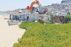 Αιγιαλός: Από τα ανώδυνα ξεκίνησε η εφαρμογή των πρωτοκόλλων κατεδάφισης