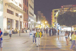 Στο στόχαστρο της Δημοτικής Αστυνομίας μπαίνουν οι μικροπωλητές επί της 25ης Αυγούστου έξω από τη Βασιλική του Αγίου Μάρκου και τη Βικελαία, μετά από παρέμβαση της Αρχαιολογίας που ζητά την εφαρμογή του νόμου και την απομάκρυνσής τους μπροστά από μνημειακούς χώρους.