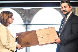 Επίτιμη δημότης Χανίων ανακηρύχτηκε χθες η Πρόεδρος της Δημοκρατίας Κατερίνα Σακελλαροπούλου σε εκδήλωση στην αίθουσα τελετών του Κέντρου Αρχιτεκτονικής Μεσογείου παρουσία των εκπροσώπων της τοπικής και περιφερειακής αυτοδιοίκησης, των στρατιωτικών Αρχών και του Αρχιεπισκόπου Κρήτης Ευγένιου.