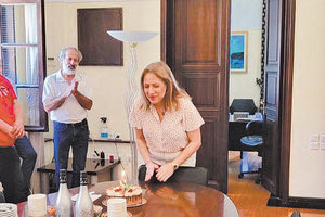 Μια ευχάριστη έκπληξη περίμενε χθες τη συντονίστρια της Αποκεντρωμένης Διοίκησης Κρήτης Μαρία Κοζυράκη