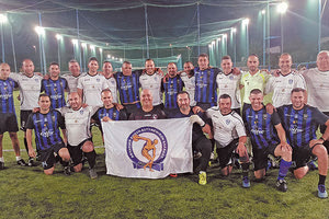 Οι ομάδες του Τμήματος Άμεσης Δράσης Ηρακλείου και του Τμήματος Τροχαίας ΒΟΑΚ Ηρακλείου που πήραν τις δύο πρώτες θέσεις στο τουρνουά. Δεξιά στιγμιότυπο από τις απονομές