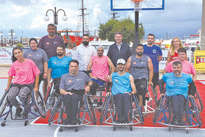 Και ο ΑΣΚΑ συμμετείχε στο τουρνουά 3Χ3 στη Χερσόνησο. Στη φωτό με τον δήμαρχο κ. Σέγκο