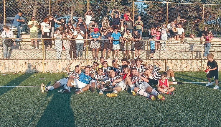 Οι παίκτες της Αναγέννησης πανηγυρίζουν το πρωτάθλημα