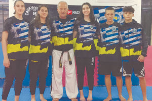 Η ομάδα της Χερσονήσου με τον προπονητή της