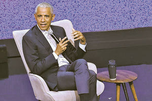 Την υποκρισία της παγκόσμιας κοινής γνώμης που τις τελευταίες μέρες ασχολείται με το υποβρύχιο που αγνοείται ενώ ταξίδευε στο ναυάγιο του Τιτανικού, την ώρα που έχει ξεχαστεί το πολύνεκρο ναυάγιο ανοιχτά της Πύλου, ανέδειξε ο Μπαράκ Ομπάμα στη συζήτηση που πραγματοποιήθηκε στο Κέντρο Πολιτισμού Ίδρυμα Σταύρος Νιάρχος.