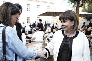 Κεφάτη αναχώρησε από την Κρήτη η Ειρήνη Αγαπιδάκη μετά την περιοδεία της στο νησί. «Κρατώ τη μαντινάδα που μου είπε ένας Ρεθεμνιώτης κατά την περιοδεία μας στην Κρήτη.