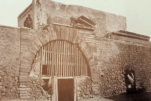 ΦΩΤΟΗΜΕΡΑΣ: Η Πύλη του Δερματά στο Ηράκλειο όπως ήταν πριν 100 περίπου χρόνια.