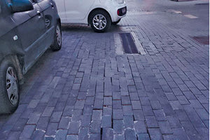 Είναι κυριολεκτικά απερίγραπτο το χάλι των κυβόλιθων στην 25ης Αυγούστου, όπως επίσης και στην Ταξιάρχου Μαρκοπούλου, όπου τα τροχοφόρα, «χορεύουν» επάνω στις σπασμένες πλάκες που έχουν διαλύσει και δεν έχουν αντικατασταθεί.