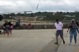 Καμία αλλαγή στη συμπεριφορά εκείνων που αγαπούν να βιντεοσκοπούν από απόσταση αναπνοής τα αεροπλάνα όταν απογειώνονται από το αεροδρόμιο της Σκιάθου δεν φαίνεται να έχουν επιφέρει τα κατά καιρούς ατυχήματα που έχουν συμβεί,