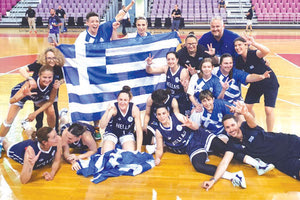 Οι παίκτριες της Εθνικής πανηγυρίζουν την τρίτη θέση
