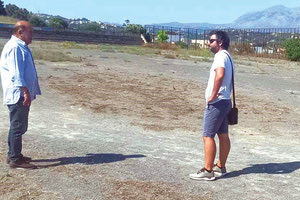 Ο κ. Μαθιουδάκης (αριστερά) επισκέφτηκε τον χώρο όπου θα γίνει το ενωσιακό γήπεδο