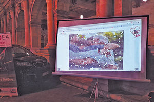 ΚΙΝΗΤΗ ΜΟΝΑΔΑ ΗΡΑΚΛΕΙΟΥ-ΜΟΝΑΔΑ ΓΙΑ ΑΤΟΜΑ ΜΕ ΨΥΧΙΑΤΡΙΚΗ ΣΥΝΝΟΣΗΡΟΤΗΤΑ ΤΟΥ ΚΕΘΕΑ ΑΡΙΑΔΝΗ Περαστικοί φωτογραφήθηκαν δημιουργώντας μια αγκαλιά αποδοχής