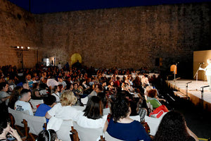 ΠΛΗΘΟΣ ΚΟΣΜΟΥ ΣΤΙΣ ΠΑΡΑΣΤΑΣΕΙΣ Αυλαία για το 4ο Μαθητικό Καλλιτεχνικό Φεστιβάλ