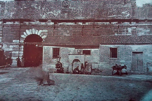 ΦΩΤΟΗΜΕΡΑΣ: Η Πύλη του Παντοκράτορα (Χανιόπορτα) στο Ηράκλειο όπως ήταν στις αρχές του περασμένου αιώνα.