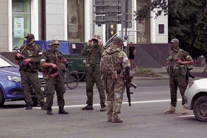 Το Κρεμλίνο ανακοίνωσε αργά το βράδυ του Σαββάτου ότι ο δικτάτορας της Λευκορωσίας Αλεξάντερ Λουκασένκο διαπραγματεύτηκε μια συμφωνία, σύμφωνα με την οποία ο ιδιοκτήτης του Ομίλου, Γεβγκένι Πριγκόζιν, θα ταξιδέψει στη Λευκορωσία χωρίς να αντιμετωπίσει ποινικές διώξεις στη Ρωσία.