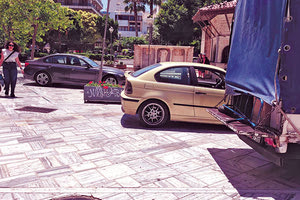 Τώρα πείτε μου ειλικρινά αυτή η εικόνα δείχνει πλατεία; Αυτό που απεικονίζει έχει πολύ συγκεκριμένο χαρακτηρισμό και μόνο θλίψη και απογοήτευση προκαλεί για την κατάσταση και της πλατείας Κορνάρου και γενικότερα των πλατειών που μετατρέπονται σε χώρους στάθμευσης του καθενός ό,τι ώρα θέλει και όπως θέλει...