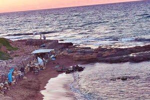 Μπορεί το οραματικό έργο της μετατροπής  του κόλπου του Δερματά σε πλαζ να έχει πολύ δρόμο μπροστά του, αλλά κάποιοι δεν μπορούν να περιμένουν!