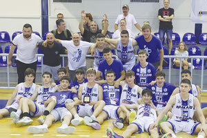 Οι παίδες του «Ηράκλειο» ΟΑΑ με την αναμνηστική πλακέτα της 7ης θέσης