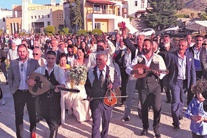 Ο Μιχάλης και η Ηώ πηγαίνοντας στην εκκλησία