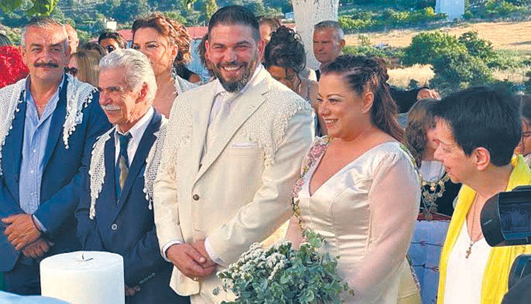 Ο πατέρας του γαμπρού, ο μεγάλος μας λυράρης Βασίλης Σκουλάς και η μητέρα της νύφης, Έφη Φουντουλάκη, συγκινημένοι στο γάμο του ζευγαριού 