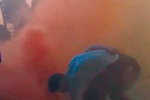 ΜΕΤΑ ΤΙΣ ΣΥΝΑΥΛΙΕΣ Κρητικά γλέντια «πνιγμένα» στα καπνογόνα, λες και είμαστε στα... Εξάρχεια