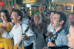 Ενθουσιασμός και μαντινάδες στο εκλογικό κέντρο της Ν. Δημοκρατίας στο Ηράκλειο